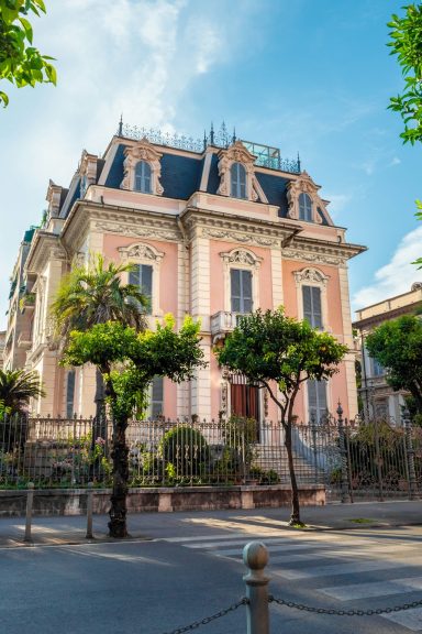 Engagement für Ihre Bedürfnisse Bild zeigt imposante, gepflegte Stadtvilla, mit Bäumen or der Villa